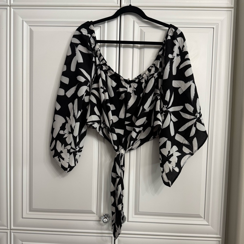 Tyche Size Large Off Shoulder Crop Top Flowy Sleeves Tie Front Black/White Print
